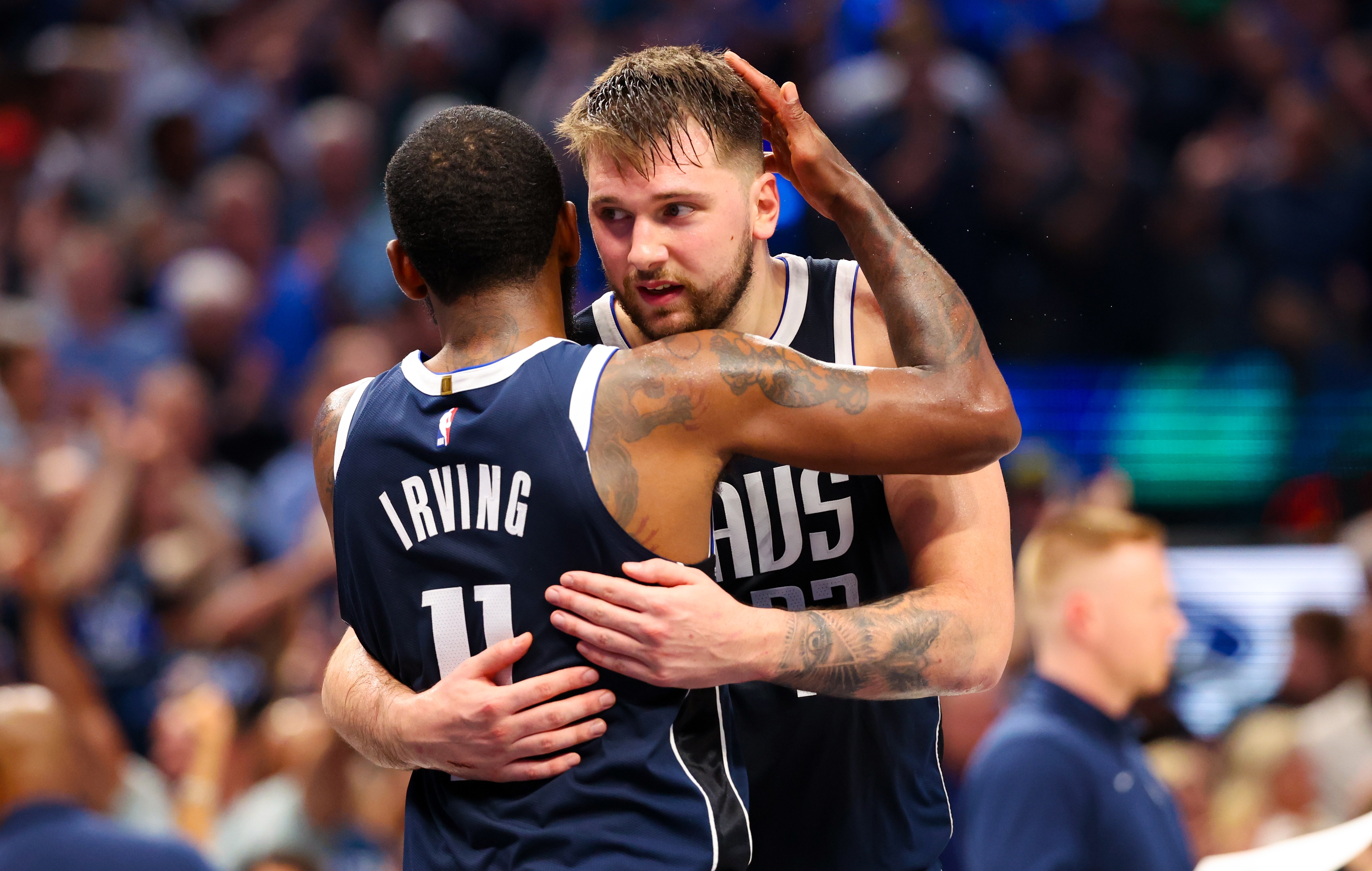 【05月19日讯】NBA季后赛次轮G6,快船117比116击败雷霆,大比分4比2淘汰西部第一,独行侠将在决赛中与雷霆争夺晋级。本场比赛剧情一样精彩,甚至可以说是一模一样!
